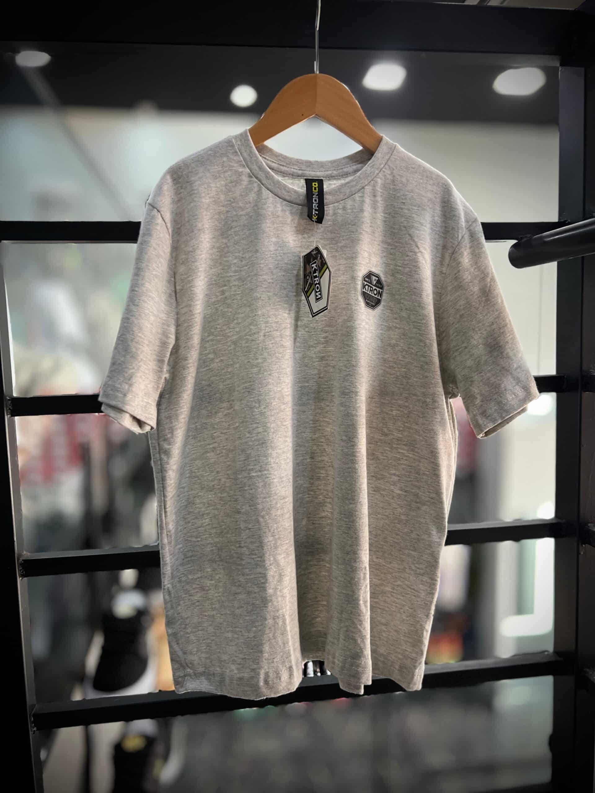 WhatsApp Image 2025-09-20 at 12.38.27 CAMISETA TAM 16 K-TRON CINZA BASICA - Imagem 1