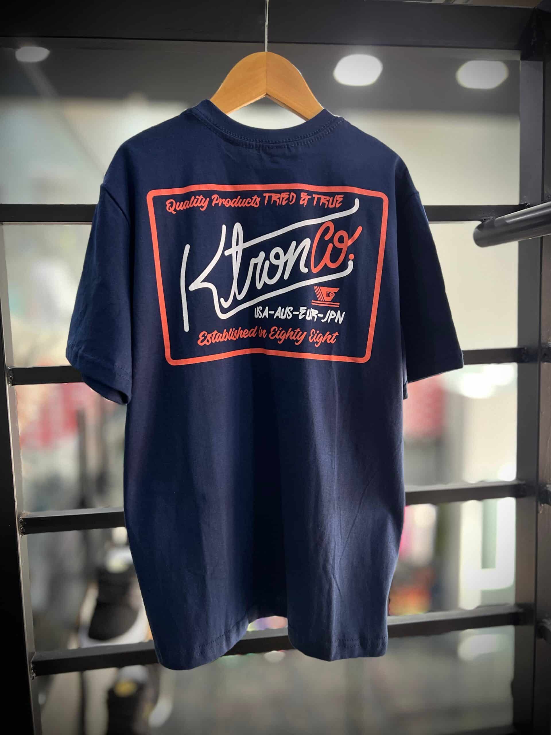 WhatsApp Image 2025-09-20 at 13.01.36 CAMISETA TAM 16 K-TRON AZUL MARINHO 2 - Imagem 1