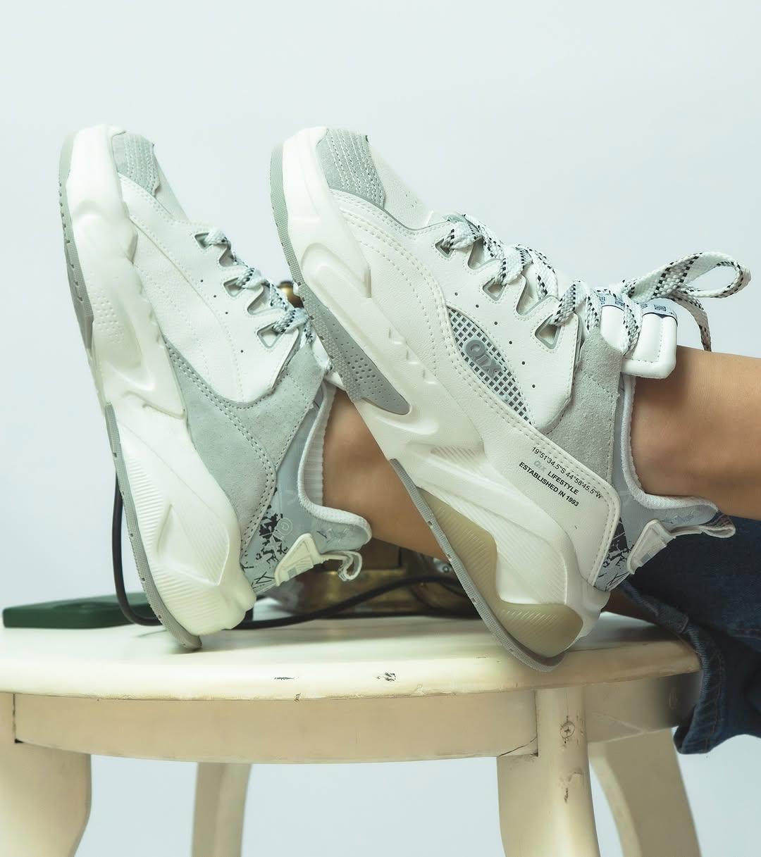 WhatsApp Image 2025-09-26 at 17.09.16 TENIS FEAT QIX BRANCO/CINZA 38 - Imagem 1