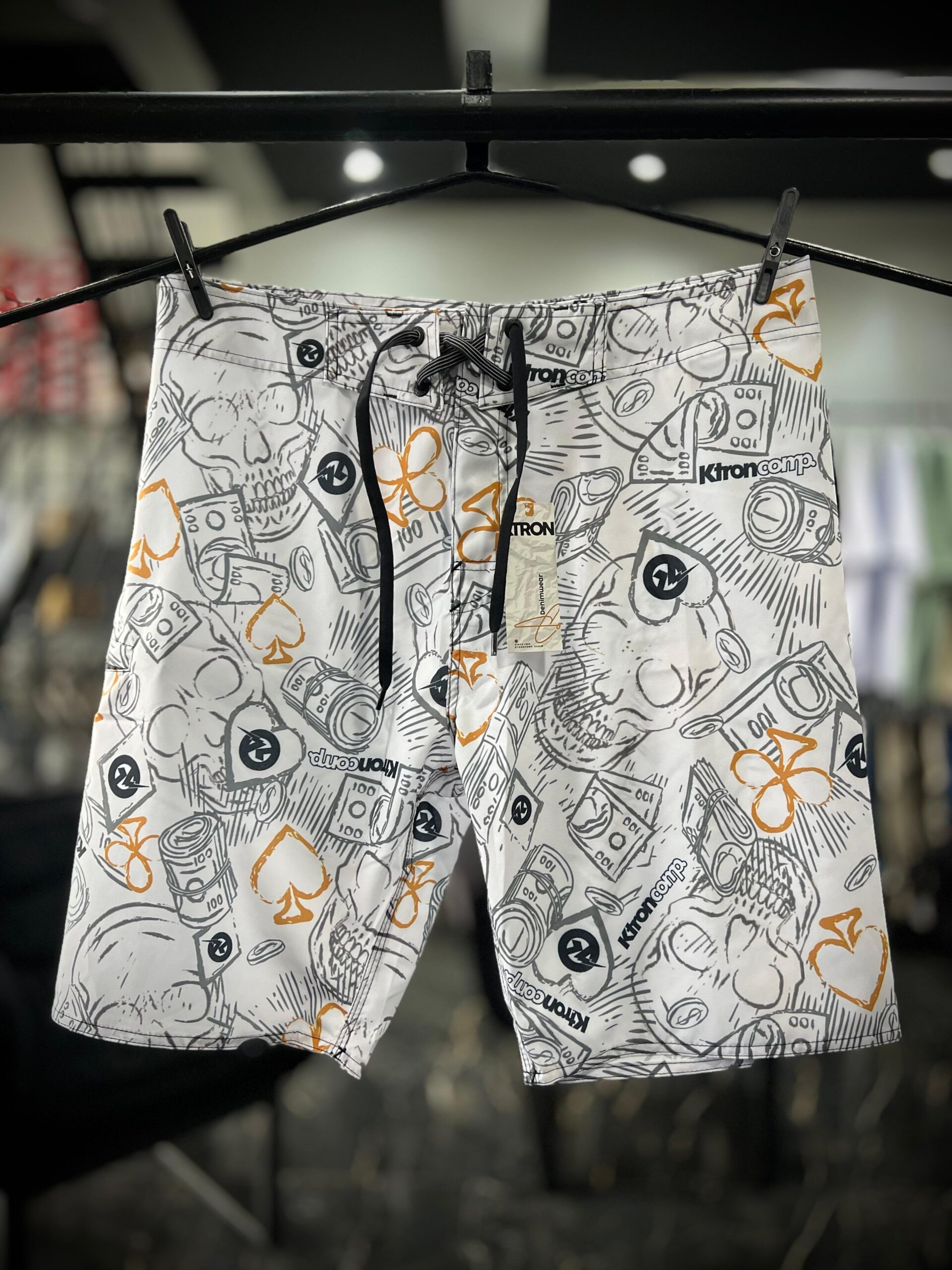 WhatsApp Image 2025-10-10 at 15.39.52 (3) BERMUDA 46 ELASTANO K-TRON BRANCA ESTAMPA CAVEIRA/DINHEIRO - Imagem 1