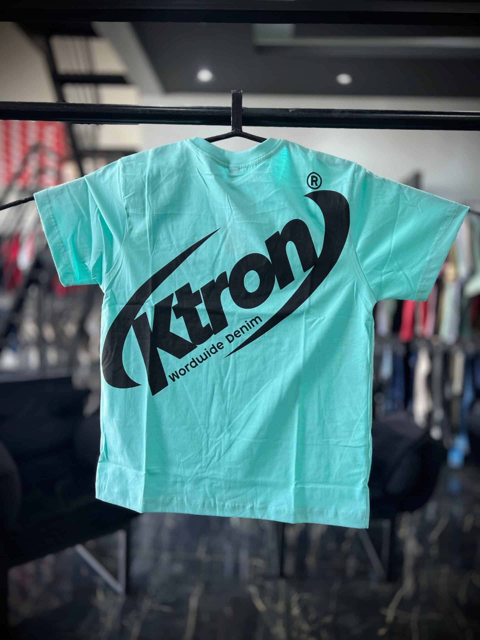 WhatsApp Image 2025-10-21 at 16.25.15 (6) CAMISETA G K-TRON VERDE AGUA CLARO ESTAMPA PRETA - Imagem 1