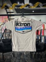 CAMISETA P K-TRON CINZA ESCURO ESTAMAPA AZUL LETREIRO PRETO