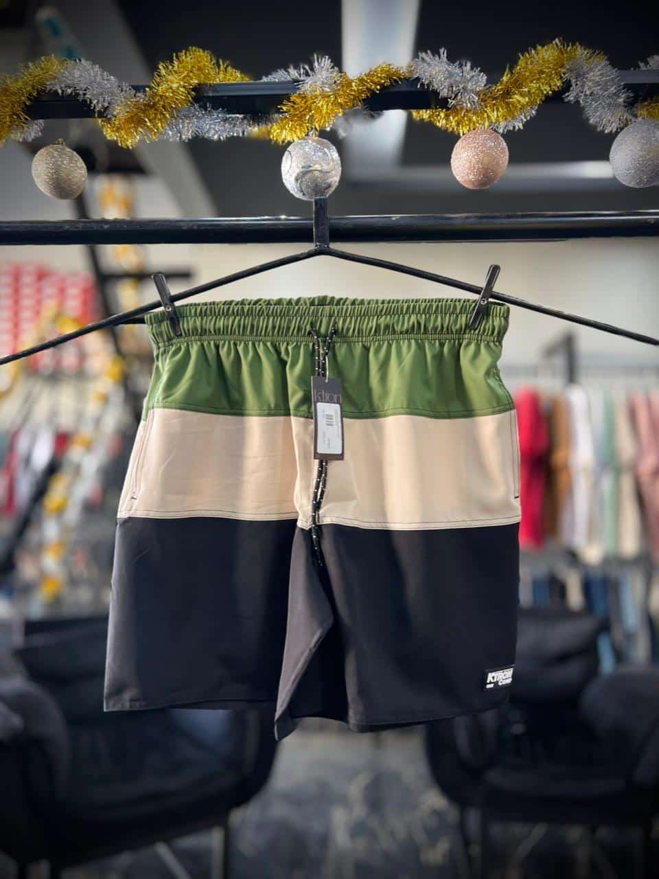 WhatsApp Image 2025-11-27 at 11.39.47 (3) BERMUDA G1 MODA PRAIA K-TRON VERDE/BEGE/PRETO - Imagem 1