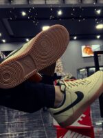 TENIS 40 NIKE CUORT VISION KAKI/BLCK - Imagem 2