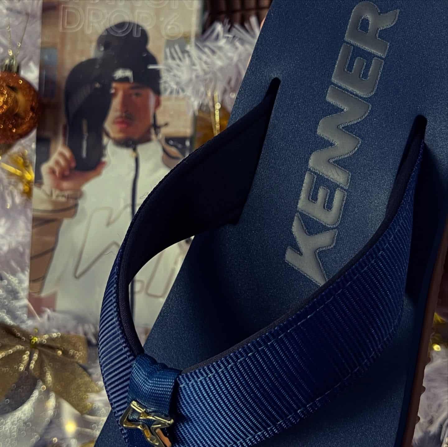 WhatsApp Image 2025-12-15 at 20.14.02 1300022304-20 SANDALIA KENNER KIVAH (TIPO TKS) POLIESTER CREPE/AZUL NOTURNO/AZUL MARINHO 39 - Imagem 1