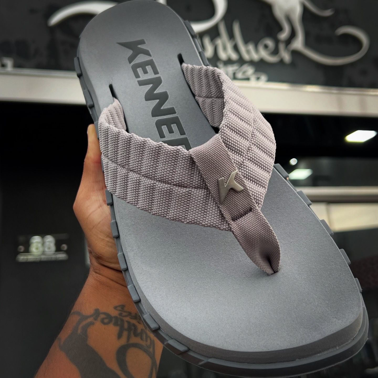 WhatsApp Image 2026-01-15 at 17.36.06 1600022101-1 SANDALIA KENNER MEGAH POLIESTER CINZA 39 - Imagem 1