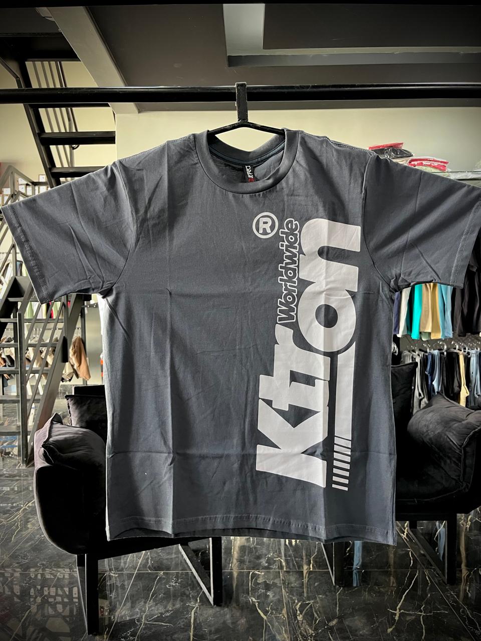 WhatsApp Image 2026-02-06 at 15.47.14 (3) CAMISETA K-TRON CINZA ESCURO (G) 6135 - Imagem 1