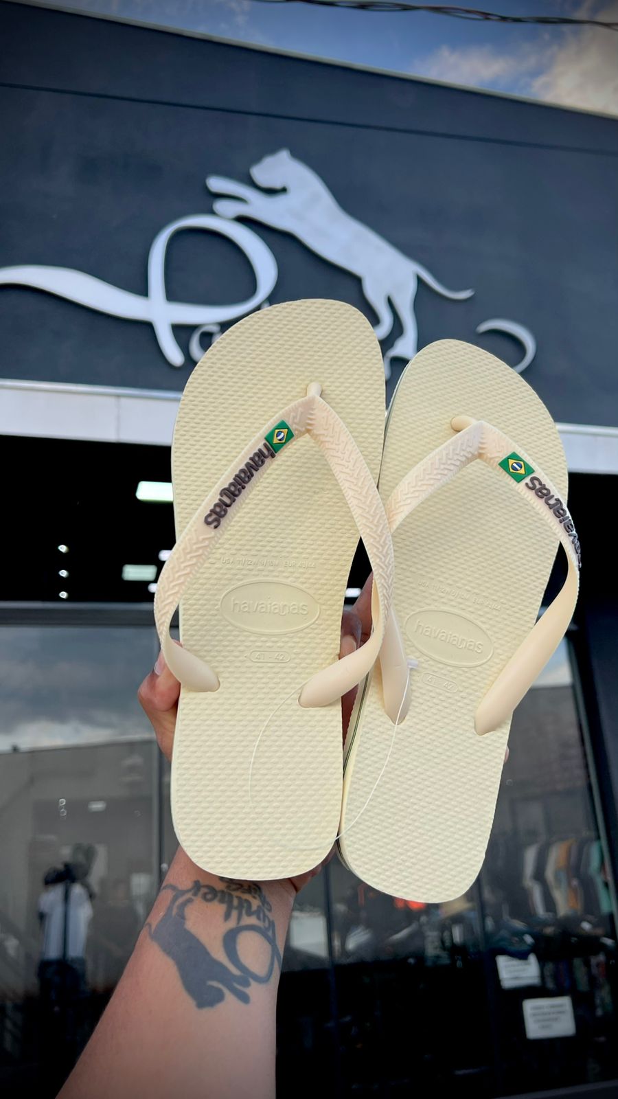 WhatsApp Image 2026-02-27 at 09.51.13 (3) HAVAIANAS 45/46 BEGE BASICA - Imagem 1