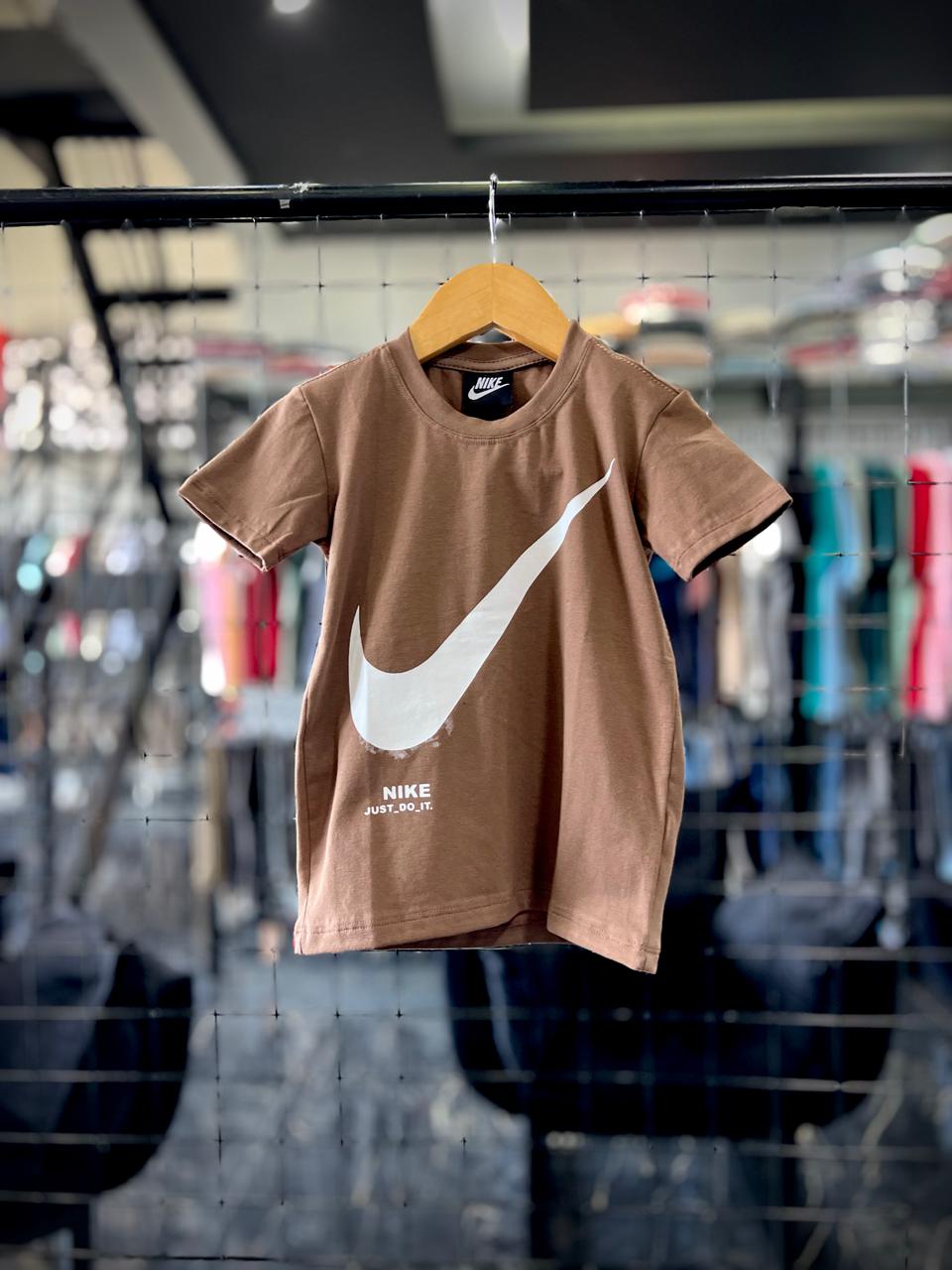 WhatsApp Image 2026-03-05 at 10.44.19 CAMISETA NK MARROM (4) 6669 - Imagem 1